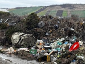 Luduș, orașul abandonat? Cetățenii acuză: „Ne îngropăm în gunoaie, iar autoritățile vânează parcări!” Luduș, orașul abandonat? Cetățenii acuză: „Ne îngropăm în gunoaie, iar autoritățile vânează parcări!”