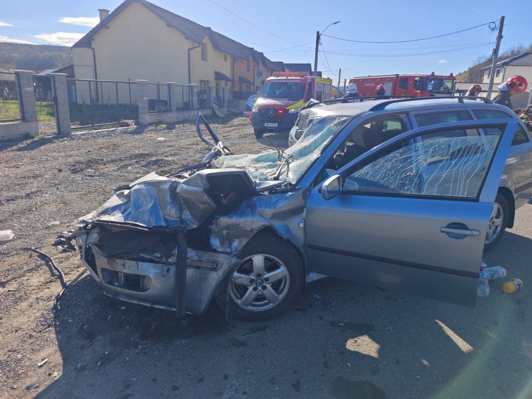 ACCIDENT GRAV la Livezeni: 7 victime, printre care doi minori! Trafic blocat complet ACCIDENT GRAV la Livezeni: 7 victime, printre care doi minori! Trafic blocat complet