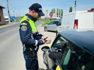 RAZIE MASIVĂ LA TRECERILE DE CALE FERATĂ DIN MUREȘ! ZECI DE AMENZI, ACTE REȚINUTE ȘI O PERSOANĂ CU ALERTĂ, DESCOPERITĂ DE POLIȚIȘTI RAZIE MASIVĂ LA TRECERILE DE CALE FERATĂ DIN MUREȘ! ZECI DE AMENZI, ACTE REȚINUTE ȘI O PERSOANĂ CU ALERTĂ, DESCOPERITĂ DE POLIȚIȘTI