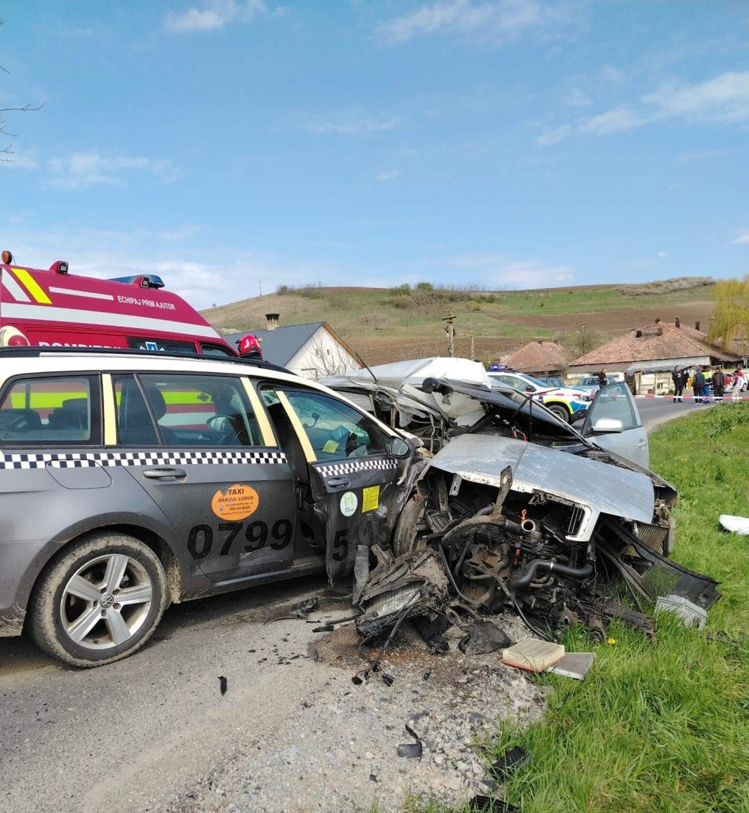 ACCIDENT GRAV LA ROȘIORI! O PERSOANĂ ÎNCARCERATĂ, TRAFIC BLOCAT COMPLET ACCIDENT GRAV LA ROȘIORI! O PERSOANĂ ÎNCARCERATĂ, TRAFIC BLOCAT COMPLET