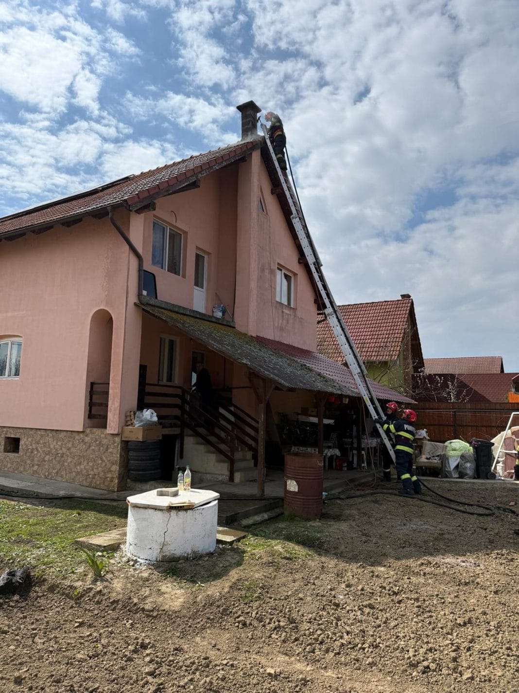 INCENDIU BREAZA! INTERVENȚIE RAPIDĂ A POMPIERILOR DIN REGHIN LA O LOCUINȚĂ INCENDIU BREAZA! INTERVENȚIE RAPIDĂ A POMPIERILOR DIN REGHIN LA O LOCUINȚĂ