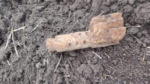Alarmă la Bogata – element de muniție neexplodată, găsit în câmp Alarmă la Bogata – element de muniție neexplodată, găsit în câmp