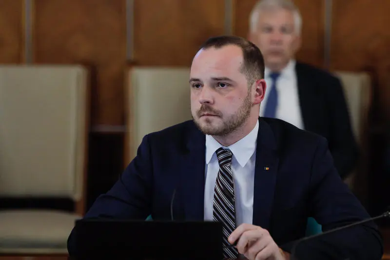 Alexandru Rogobete pune piciorul în prag: medicii nu vor mai putea pleca din spitalele de stat în timpul programului Alexandru Rogobete pune piciorul în prag: medicii nu vor mai putea pleca din spitalele de stat în timpul programului