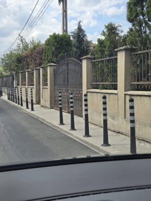 Exces de zel la Primăria Sâncraiu de Mureș – blochează trotuarul… cu stâlpișori (UPDATE) Exces de zel la Primăria Sâncraiu de Mureș – blochează trotuarul… cu stâlpișori (UPDATE)