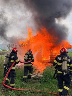 Flăcări violente la o cabană din Ideciu de Sus! Proprietarul a ajuns la spital cu arsuri Flăcări violente la o cabană din Ideciu de Sus! Proprietarul a ajuns la spital cu arsuri