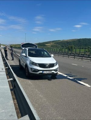 Îngerii în uniformă de pe autostradă. Gestul unor polițiști din Luduș a impresionat o șoferiță aflată în dificultate Îngerii în uniformă de pe autostradă. Gestul unor polițiști din Luduș a impresionat o șoferiță aflată în dificultate