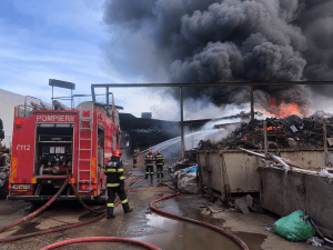 INCENDIU PUTERNIC LA UN DEPOZIT DE FIER VECHI DIN SIGHIȘOARA! NORI GROȘI DE FUM AU ACOPERIT ZONA INCENDIU PUTERNIC LA UN DEPOZIT DE FIER VECHI DIN SIGHIȘOARA! NORI GROȘI DE FUM AU ACOPERIT ZONA
