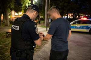 BĂRBAT ÎNȚEPAT ÎNTR-UN PARC DIN TÂRGU MUREȘ! Agresorul a fost reținut de polițiști BĂRBAT ÎNȚEPAT ÎNTR-UN PARC DIN TÂRGU MUREȘ! Agresorul a fost reținut de polițiști
