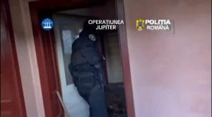 ARMĂ LETALĂ ASCUNSĂ ÎN LOCUINȚĂ! MASCAȚII AU DESCINS ÎN MUREȘ ARMĂ LETALĂ ASCUNSĂ ÎN LOCUINȚĂ! MASCAȚII AU DESCINS ÎN MUREȘ