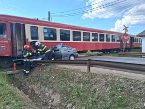 Impact între un tren de pasageri și un autoturism la Sărmașel-Gară! Pompierii și echipajul SMURD au intervenit de urgență Impact între un tren de pasageri și un autoturism la Sărmașel-Gară! Pompierii și echipajul SMURD au intervenit de urgență