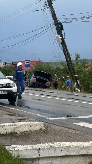 (UPDATE) Accident Hădăreni: Un sat întreg fără energie electrică din cauza unui șofer tânăr (UPDATE) Accident Hădăreni: Un sat întreg fără energie electrică din cauza unui șofer tânăr