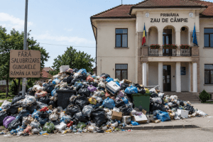 Comuna Zau, cu gunoaiele la ușă! Colectarea deșeurilor, suspendată de azi după expirarea contractului de salubrizare Comuna Zau, cu gunoaiele la ușă! Colectarea deșeurilor, suspendată de azi după expirarea contractului de salubrizare