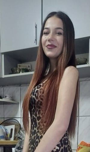 Rebeca are doar 17 ani și luptă pentru viitorul ei. O operație de peste 36.000 de euro îi poate schimba viața Rebeca are doar 17 ani și luptă pentru viitorul ei. O operație de peste 36.000 de euro îi poate schimba viața