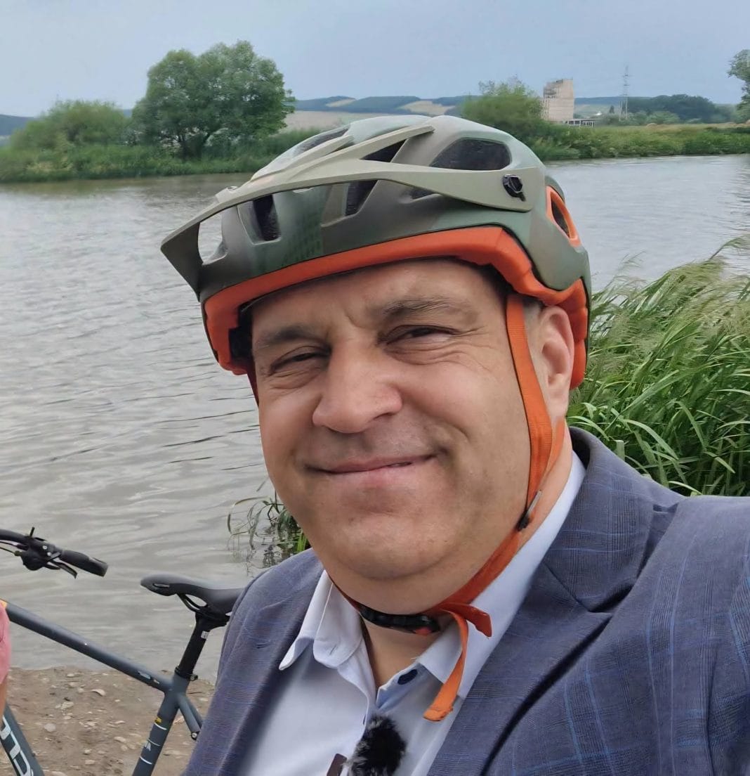 Primarul comunei Sângeorgiu de Mureș, pe pista de biciclete nouă