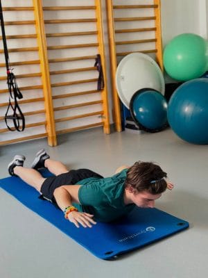 Tot mai mulți adolescenți au probleme de postură. Kinetoterapia poate face diferența Tot mai mulți adolescenți au probleme de postură. Kinetoterapia poate face diferența