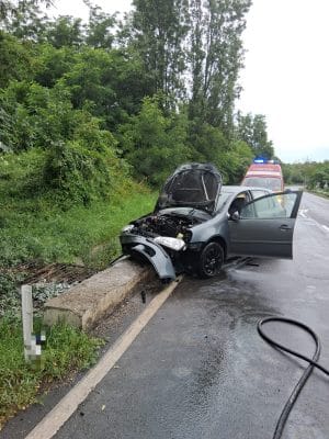 Mașină cuprinsă de flăcări după un accident Mașină cuprinsă de flăcări după un accident