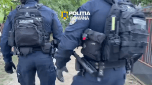 DESCINDERI ÎN MUREȘ ȘI CLUJ! Polițiștii au găsit țigări de contrabandă, haine de firmă suspectate că sunt contrafăcute și o armă DESCINDERI ÎN MUREȘ ȘI CLUJ! Polițiștii au găsit țigări de contrabandă, haine de firmă suspectate că sunt contrafăcute și o armă