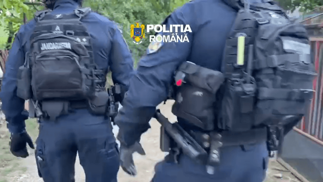DESCINDERI ÎN MUREȘ ȘI CLUJ! Polițiștii au găsit țigări de contrabandă, haine de firmă suspectate că sunt contrafăcute și o armă DESCINDERI ÎN MUREȘ ȘI CLUJ! Polițiștii au găsit țigări de contrabandă, haine de firmă suspectate că sunt contrafăcute și o armă
