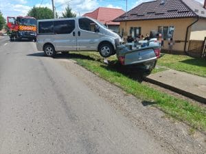 Impact violent în Nazna! Trei persoane au avut nevoie de îngrijiri după ciocnirea a două mașini Impact violent în Nazna! Trei persoane au avut nevoie de îngrijiri după ciocnirea a două mașini
