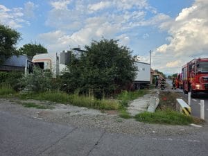 Autocamion scăpat de sub control în Mureș! A ieșit de pe șosea și a ajuns într-o curte Autocamion scăpat de sub control în Mureș! A ieșit de pe șosea și a ajuns într-o curte