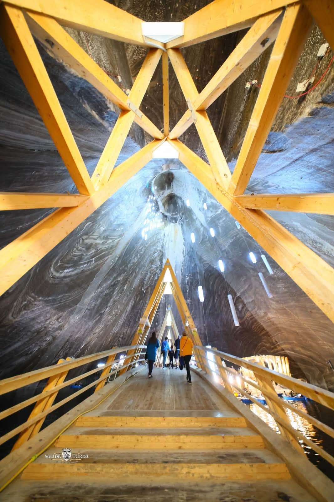 774033518_1363025899354933_682366314361234667_n Salina Turda poate fi vizitată zilnic între 09:00 și 18:00. Ultima intrare în subteran, la peste 100 m adâncime, este la ora 17:00.