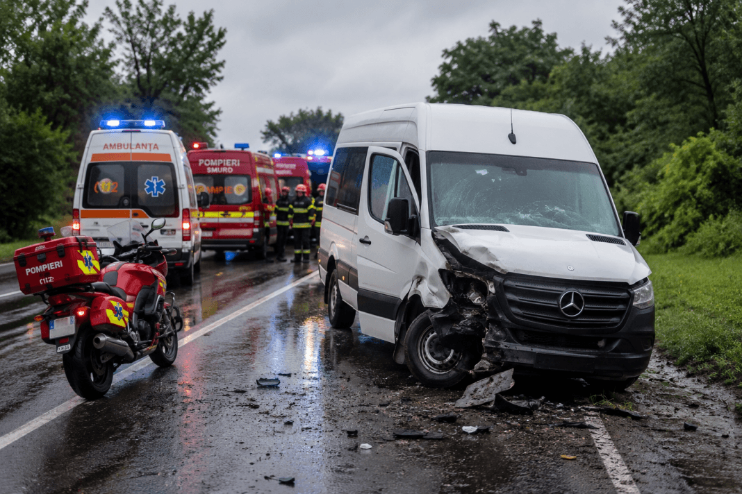 ChatGPT Image Aug 15, 2026, 06_37_50 PM Accident cu microbuz pe DJ 135, între Livezeni și Sânișor. Cinci victime, inclusiv trei minori, au fost transportate la UPU Târgu Mureș.