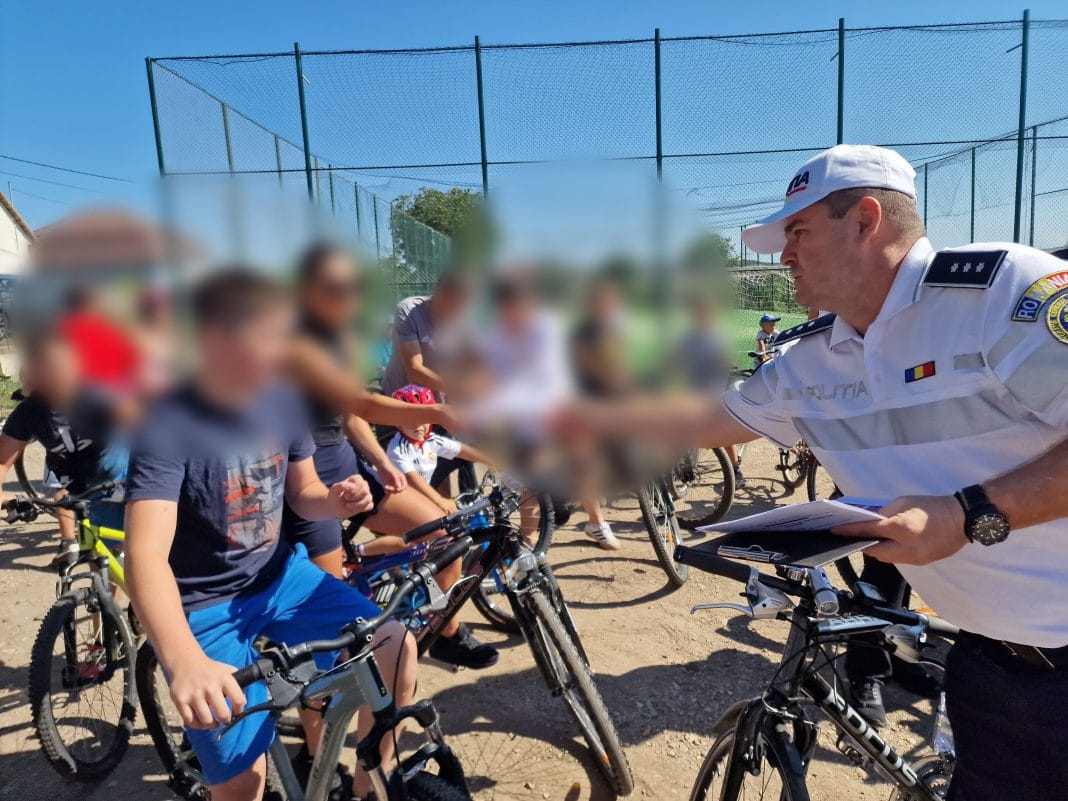 Polițiștii, lecție de siguranță la „Pedalăm pentru Șăulia”