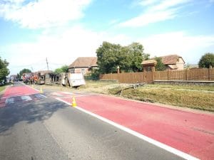Camion cu pepeni răsturnat! Drum blocat autocamion cu pepeni, răsturnat