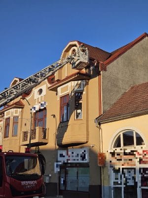 Pisică salvată de pompieri de pe un acoperiș din Reghin Pisică salvată de pompieri în Reghin, după ce animalul a rămas blocat pe acoperișul unei clădiri din Piața Petru Maior.