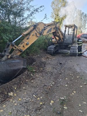 Excavator în flăcări la Vânători! Pompierii au intervenit Incendiu la un excavator în comuna Vânători. Pompierii militari din Sighișoara au intervenit pentru stingerea flăcărilor. Nu sunt victime.