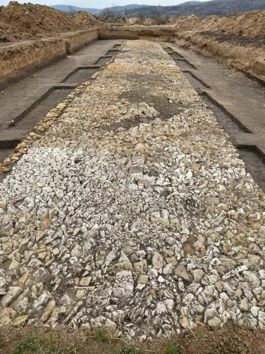 magazin-salajean-210421 Târnăveni are origini milenare. Descoperirile arheologice atestă locuirea zonei din preistorie și existența unui castru roman.