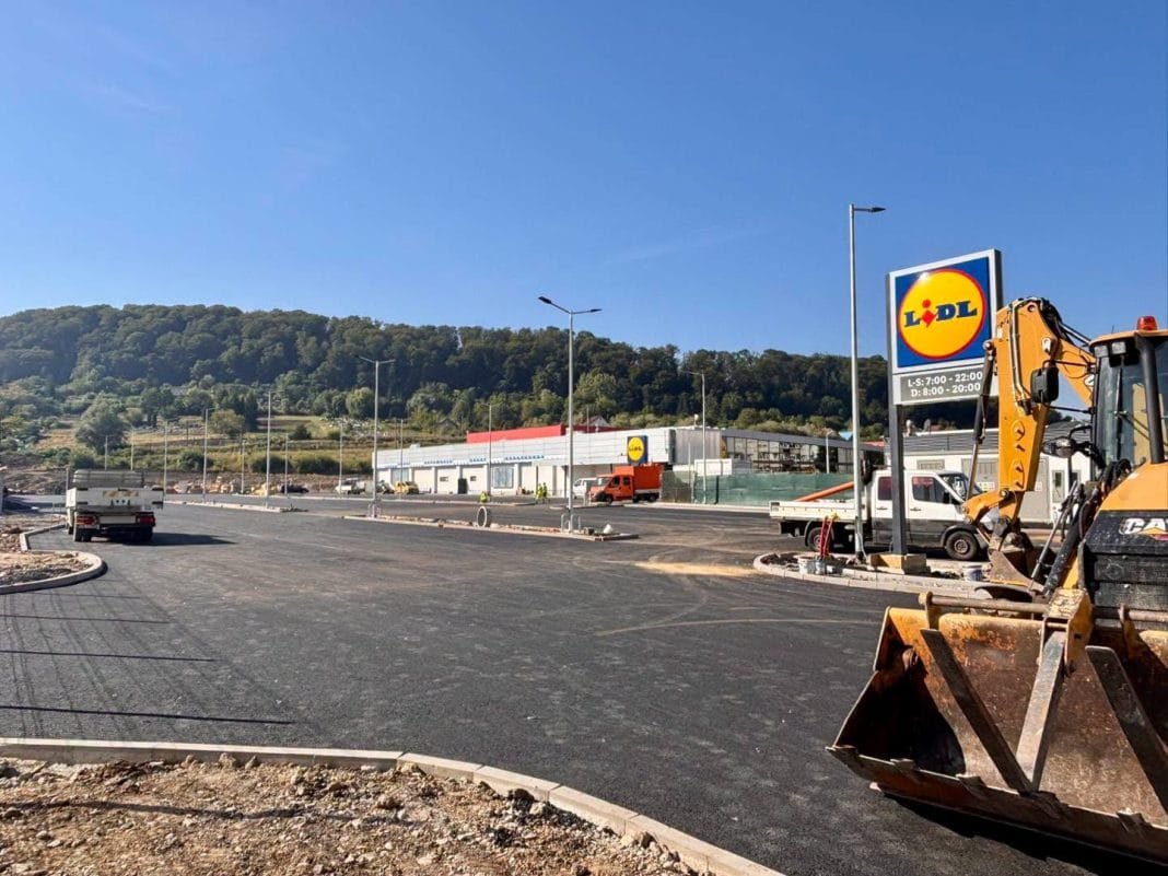 789060377_28535976966037631_7247317176589745803_n Al doilea Lidl din Sighișoara prinde contur. Lucrările avansează rapid, iar parcarea noului magazin este deja aproape finalizată.