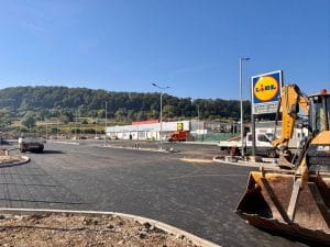 Al doilea magazin Lidl din Sighișoara prinde contur Al doilea Lidl din Sighișoara prinde contur. Lucrările avansează rapid, iar parcarea noului magazin este deja aproape finalizată.
